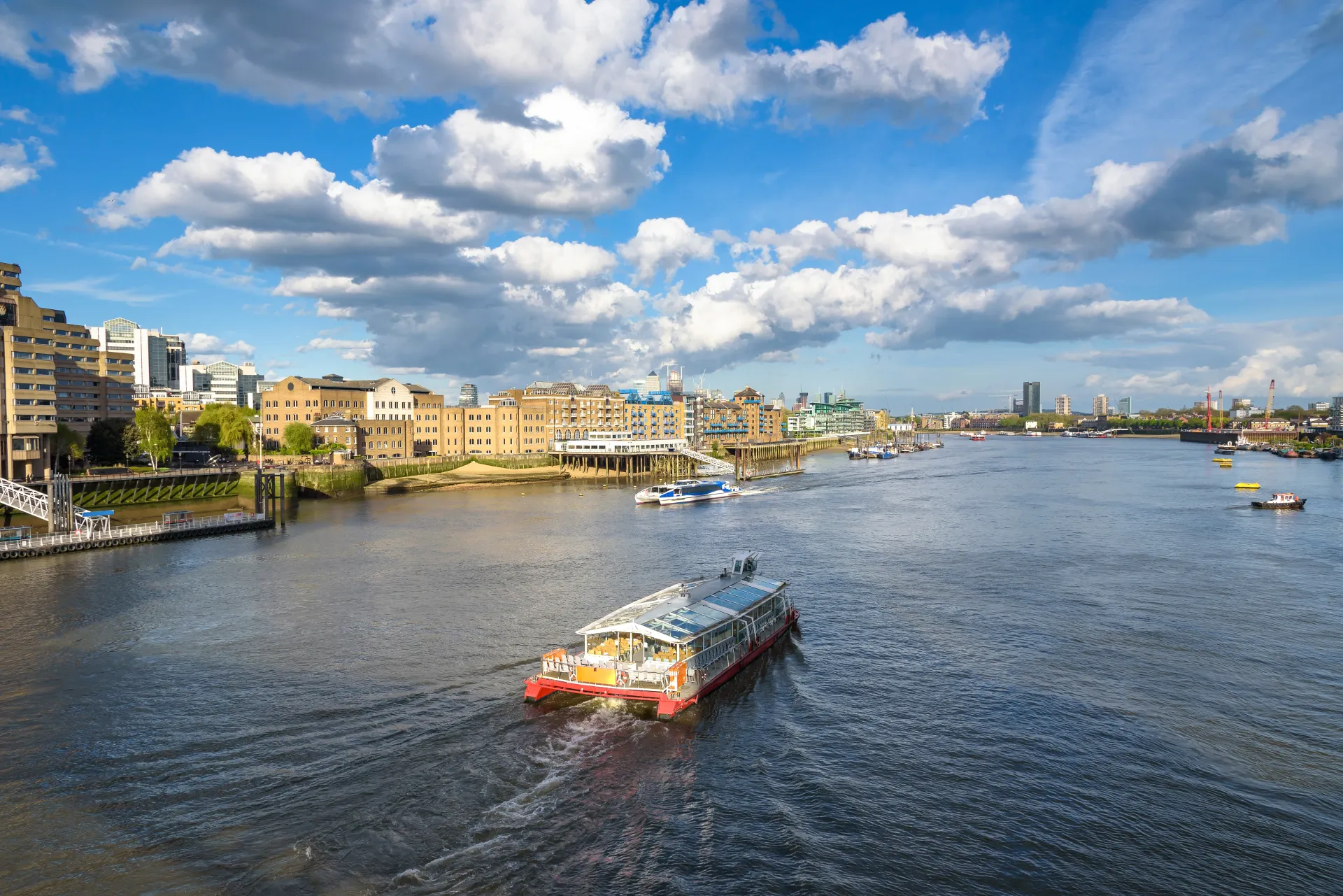 london- boats-on-river-thames-in-.jpg