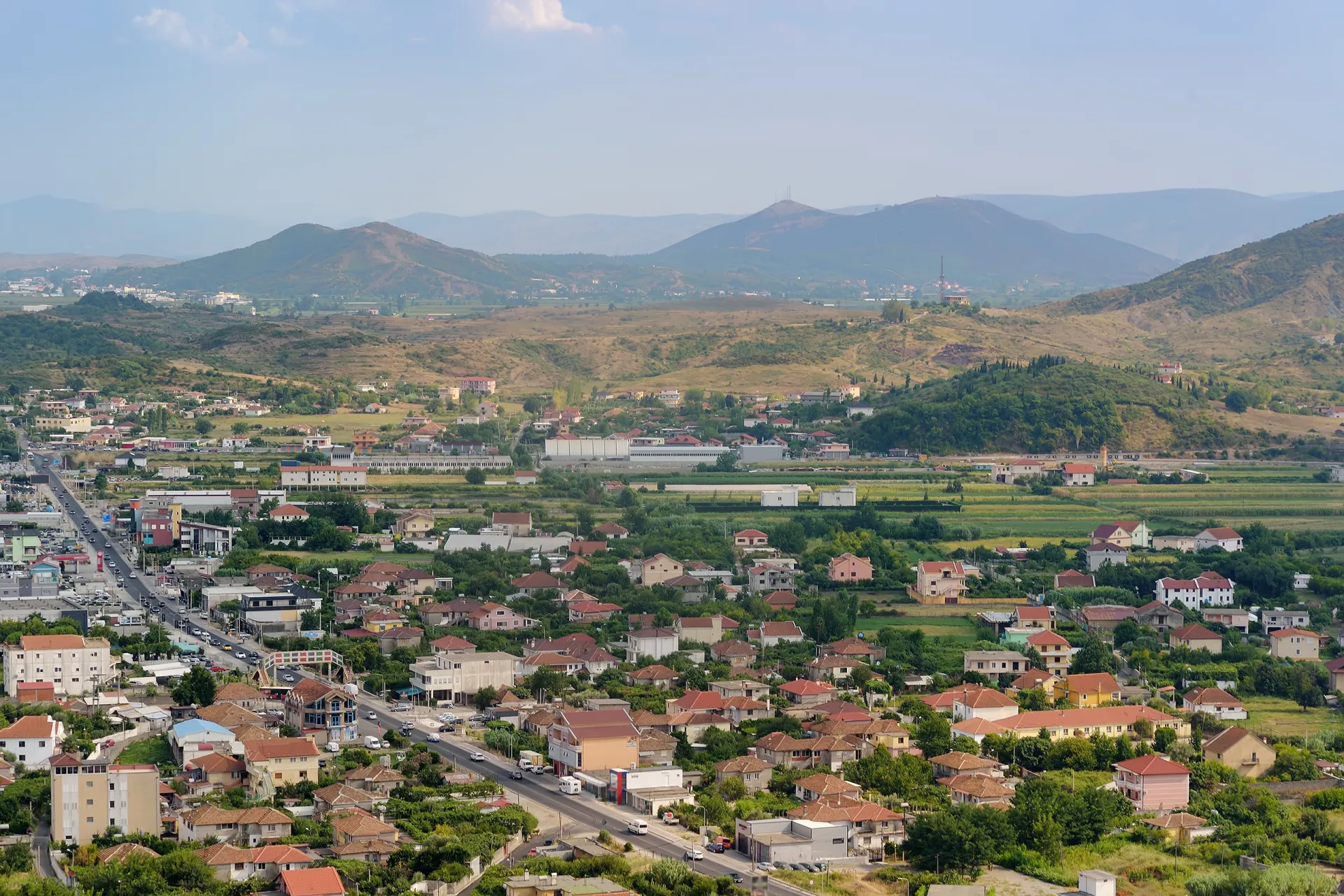 Arnavutluk'taki Skodra mahallelerinin Rozafa kalesinden görünen pitoresk manzarası..jpg